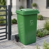 Zielony pojemnik na szkło ATIMA 120 l ustawiony przy posesji